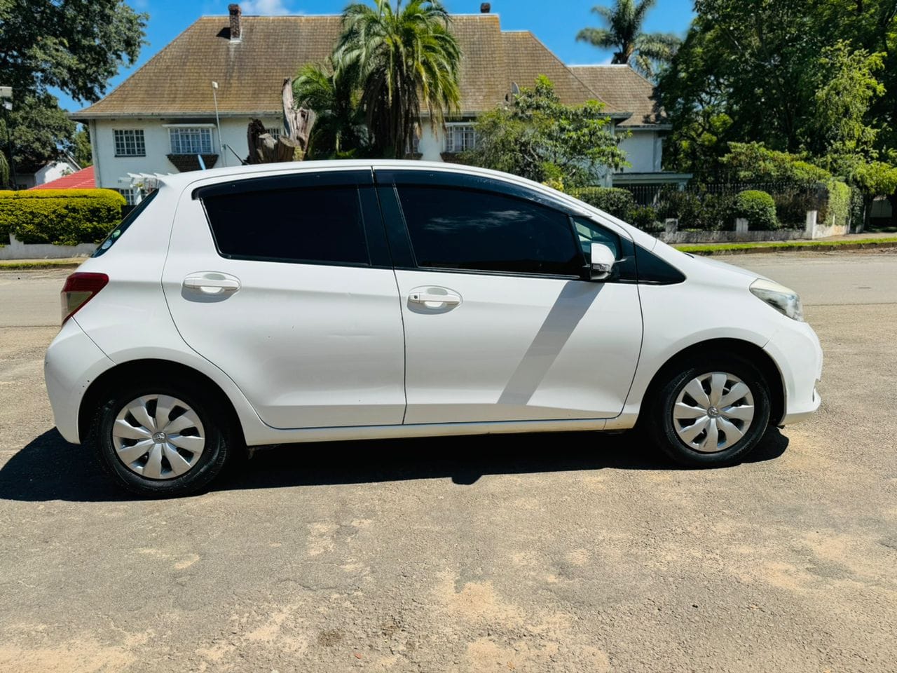 Toyota White   Vitz